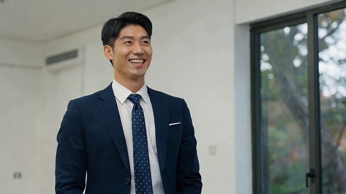 商务男士室内微笑画面 商务男士室内微笑画面