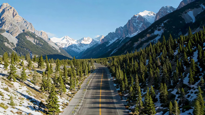 山间公路与森林雪山全景 山间公路与森林雪山全景