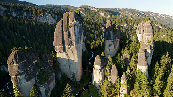 山林中奇特岩石景观航拍 山林中奇特岩石景观航拍