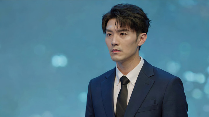 西装男士正面站立 西装男士正面站立