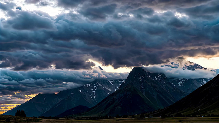雪山乌云笼罩自然风光 雪山乌云笼罩自然风光