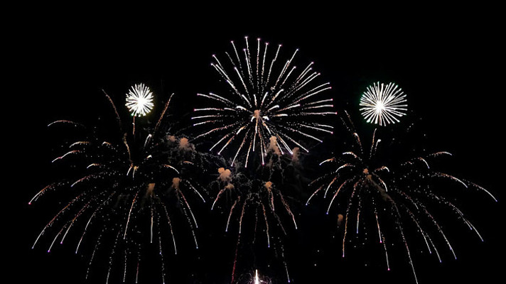 夜空中绽放的绚丽烟花 夜空中绽放的绚丽烟花