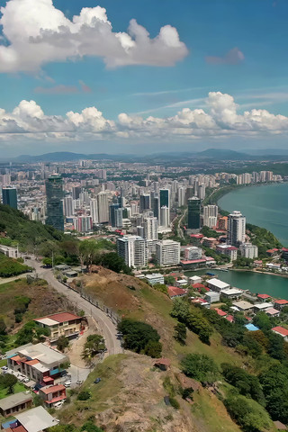 城市海岸线上空俯瞰高楼建筑