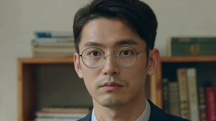 戴眼镜男士近景拍摄