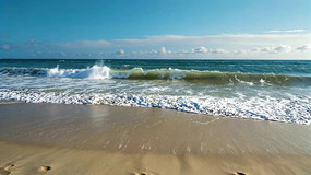 海浪拍打沙滩自然景观