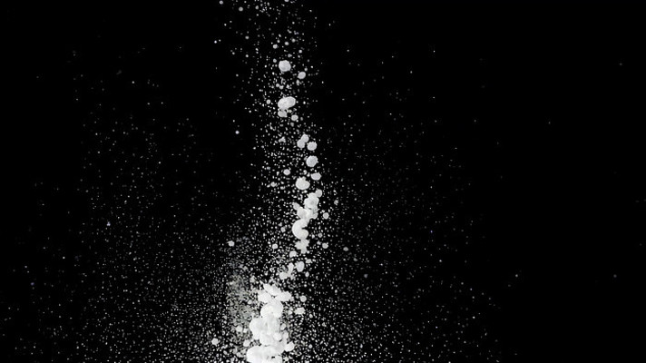 黑色背景下白色粉尘飘动画面