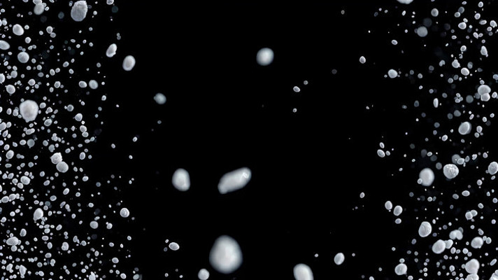 黑色背景下漂浮的白色粒子