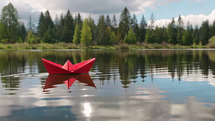 湖面漂浮的红色纸船 湖面漂浮的红色纸船