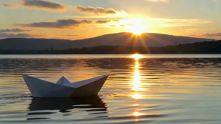 湖面纸船日落景象 湖面纸船日落景象