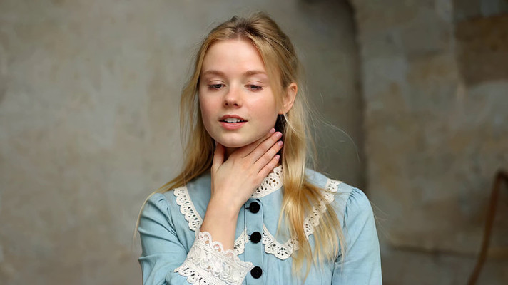 金发女孩手托脖颈姿态画面