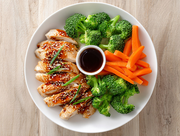清蒸鸡和蔬菜食物中餐图片