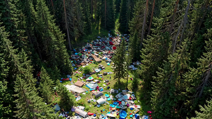 森林中露营帐篷鸟瞰景象