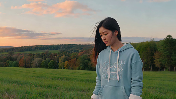 田野中站立的年轻女子