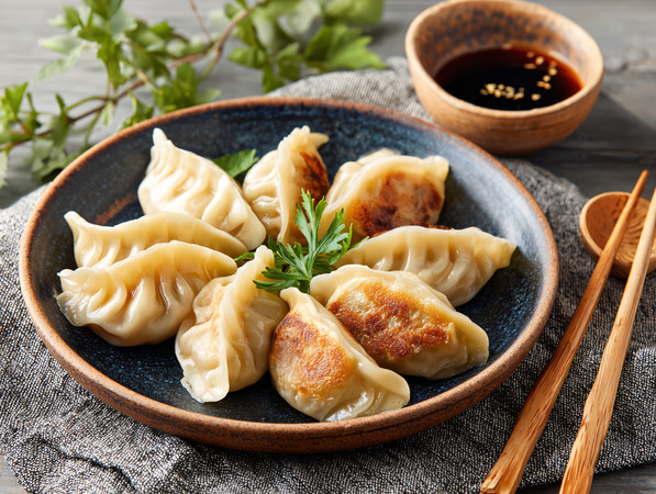 一碟煎饺子食物中餐图片