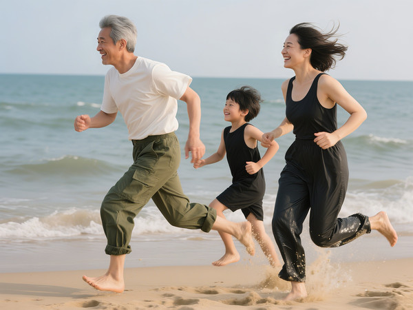 在海边跑步的祖孙三代