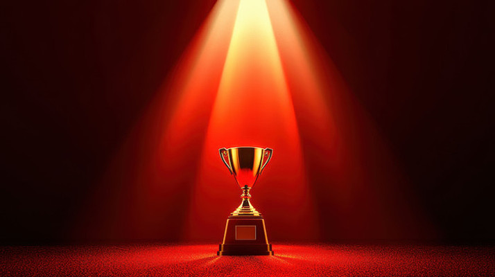 灯光下的金色奖杯与庆典