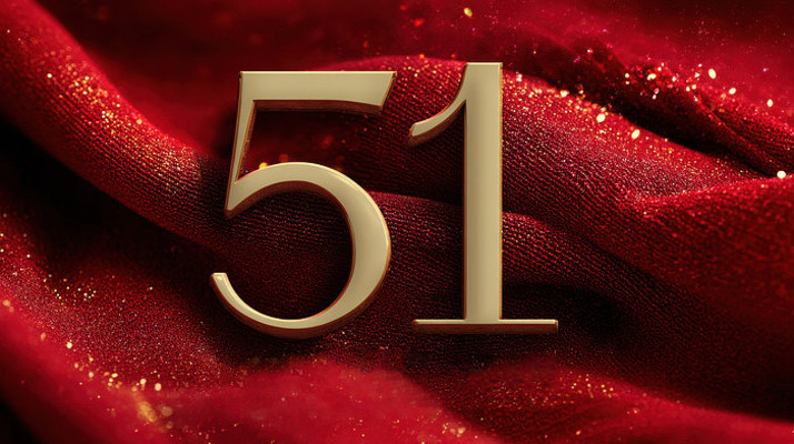 红色丝绸上的五一金色字体素材 红色丝绸上的五一金色字体素材