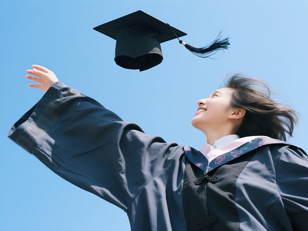 抛起学士帽的毕业生 抛起学士帽的毕业生