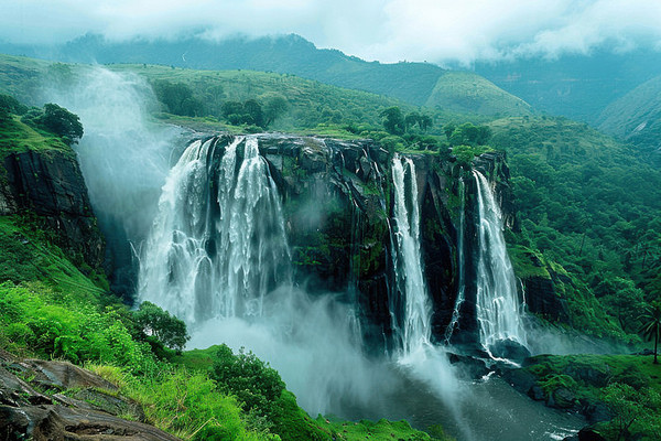 山谷中的瀑布 山谷中的瀑布