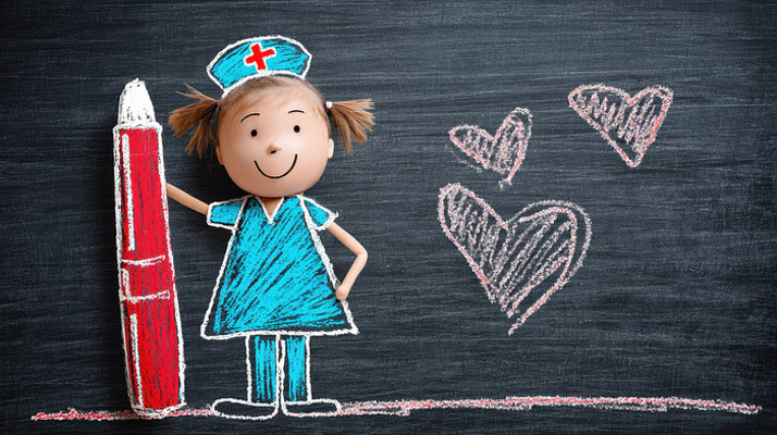 手绘风护士与爱心