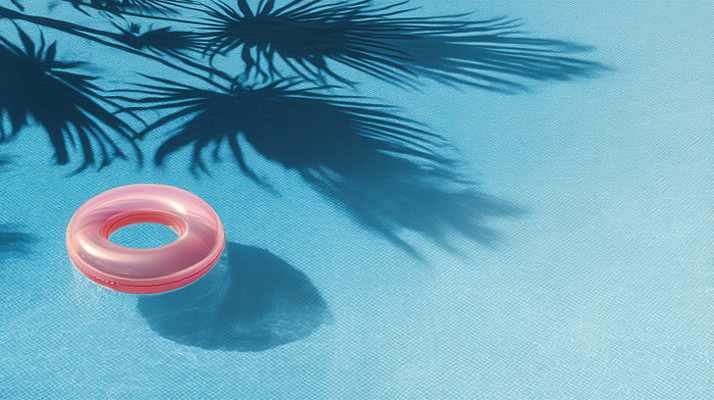 泳池中漂浮的游泳圈 泳池中漂浮的游泳圈