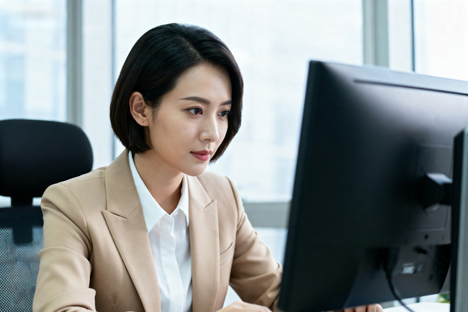 职场女性专注办公米色西装显专业气质 职场女性专注办公米色西装显专业气质