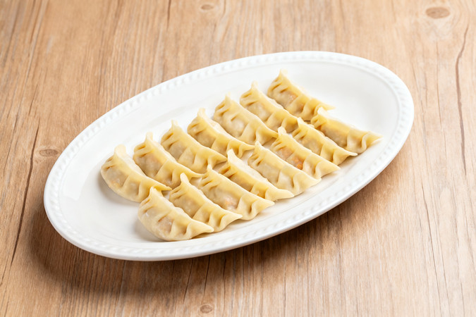 白色盘子里的黄色饺子 白色盘子里的黄色饺子