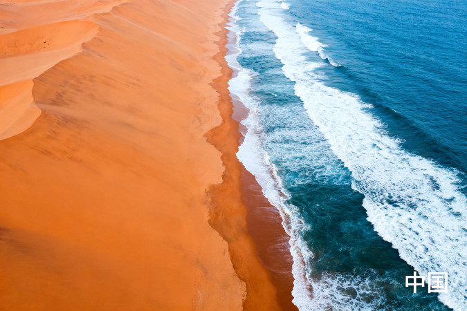 沙漠与海洋交汇处的壮丽景象 沙漠与海洋交汇处的壮丽景象