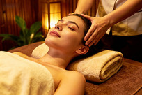 Ů���ڰ�Ħ���Ͻ���ͷ����Ħ������ܰ����