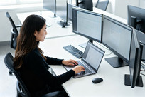 Ů���ڰ칫��ʹ�ö������Թ���