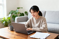 Ů���ڿ���ʹ�ñʼǱ����԰칫