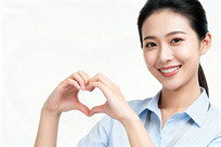 Ů��˫�ֱ��Ĵ�ǳ��ɫ����΢Цʾ��