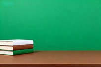 ��ɫ����ǰ���ŵ������鼮