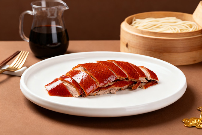 烤鸭片摆盘配蘸料与蒸笼面食 烤鸭片摆盘配蘸料与蒸笼面食