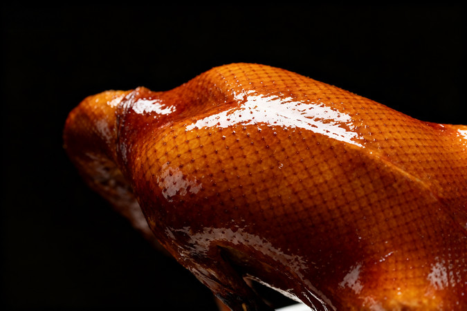 烤鸭皮色泽金黄油亮诱人 烤鸭皮色泽金黄油亮诱人