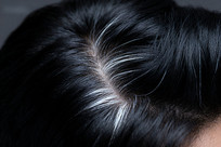 ��ɫͷ���м����ż��ư׷�