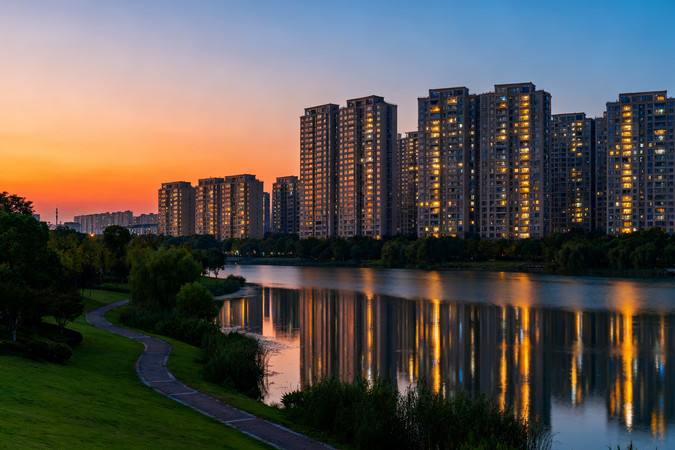 湖边高楼映晚霞城市风光入画来 湖边高楼映晚霞城市风光入画来