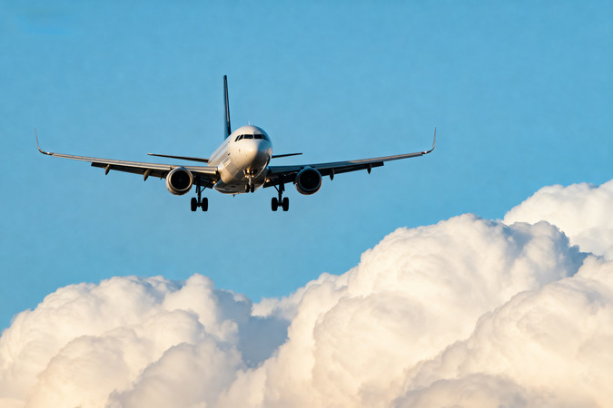 飞机穿云飞行 飞机穿云飞行