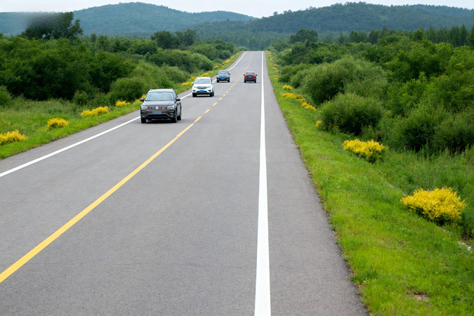 公路穿行绿野汽车有序行驶 公路穿行绿野汽车有序行驶