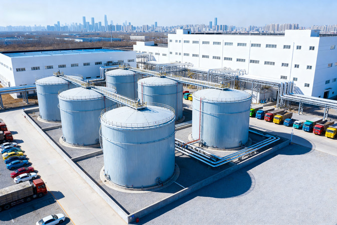 工业储罐区与城市天际线 工业储罐区与城市天际线