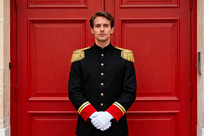 ����ǰ�ĺ�ɫ�Ʒ�����