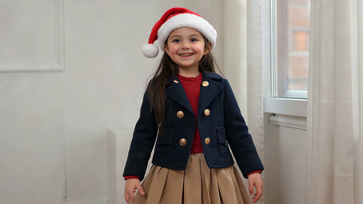 戴圣诞帽女孩室内微笑画面 戴圣诞帽女孩室内微笑画面