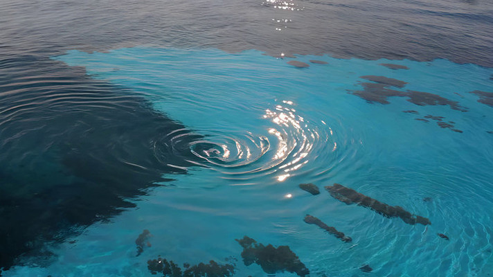 清澈海面光影水波画面 清澈海面光影水波画面