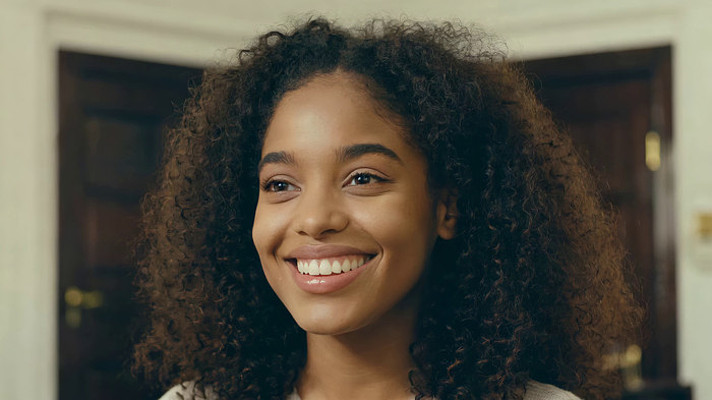 微笑的非洲裔女孩室内特写 微笑的非洲裔女孩室内特写