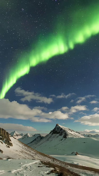 ѩɽҹ���µ���ɫ����