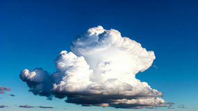 �����еľ޴������ƶ�