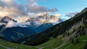 ɽ���������Ƶ�׳��ѩɽ����