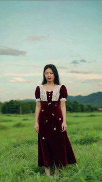 ��Ұ��վ���ĳ�ȹŮ��