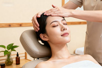 ��ĦʦΪ�˿ͽ���ͷ����Ħ����