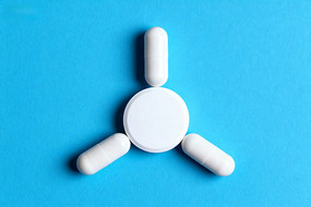 ��ɫҩƬ�ͽ�������ɫ�����µ�����